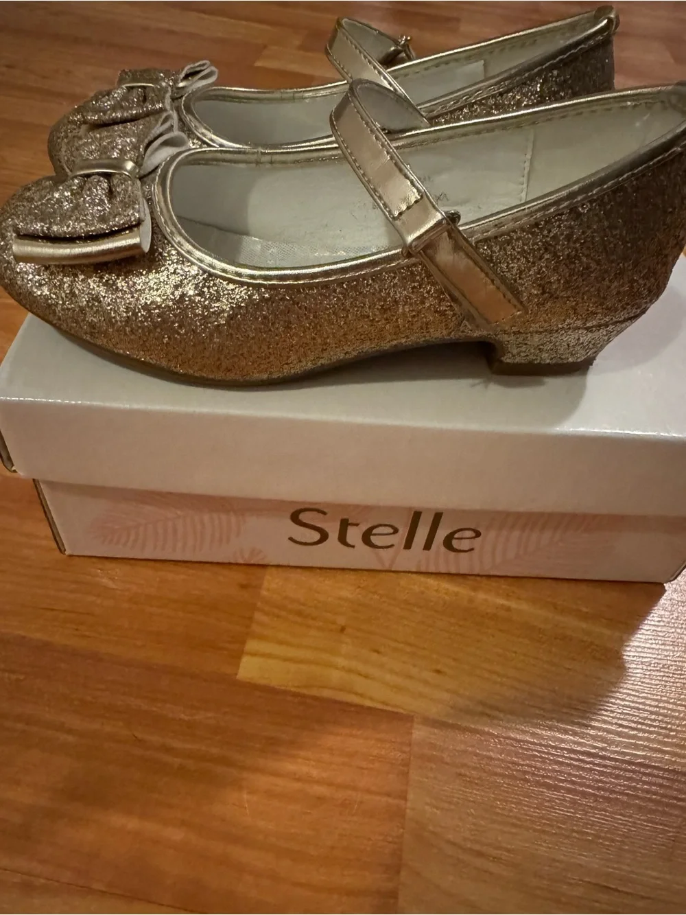 Stelle Girls' Gold Glitter Mary Jane Dress Shoes with Bow Accent Size 1